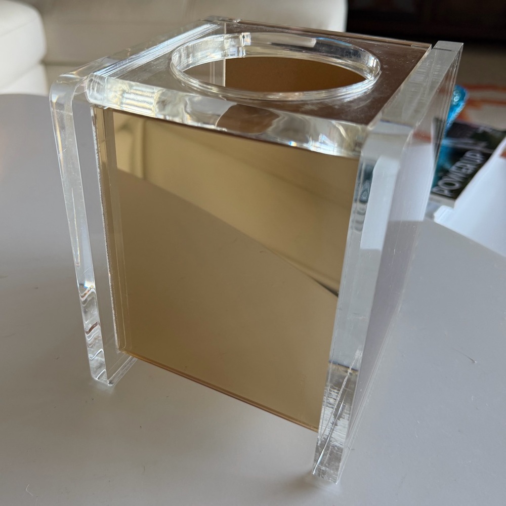 Vintage rare L & R Enterprises Lucite mid-century tissue box holder